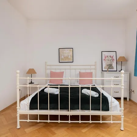 100m2 With Beautiful Old Town View By Renters